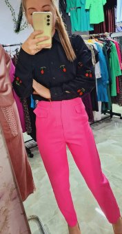 Pantaloni fucsia casual cu croială dreapta.