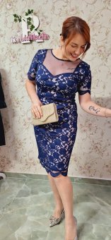 Rochie albastră din dantela cu dublura bej