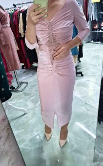 Rochie eleganta accesorizata cu fronseu si broderie maxi din margele.