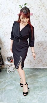 Rochie neagra cu bust petrecut si crapatura pe picior accesorizata