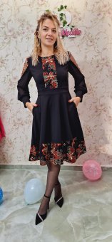 Rochie neagra din material elastic si broderie aurie cu rosu. ●40 ●42