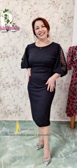 Rochie neagra din vâscoza cu mâneci accesorizata cu datenla si margelute.