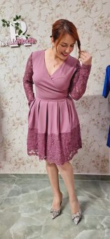 Rochie roz pudra cu maneci si bază din dantela