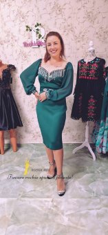 Rochie verde din neopren cu strasuri si maneci din voal