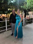 Rochie din tafta turcoaz cu pene si tull pe umar.