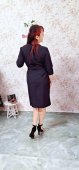 Rochie neagra cu bust petrecut si crapatura pe picior accesorizata