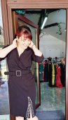 Rochie neagra cu bust petrecut si crapatura pe picior accesorizata