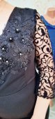 Rochie neagra eleganta cu maneci din tul si model cu accesoriu 3D